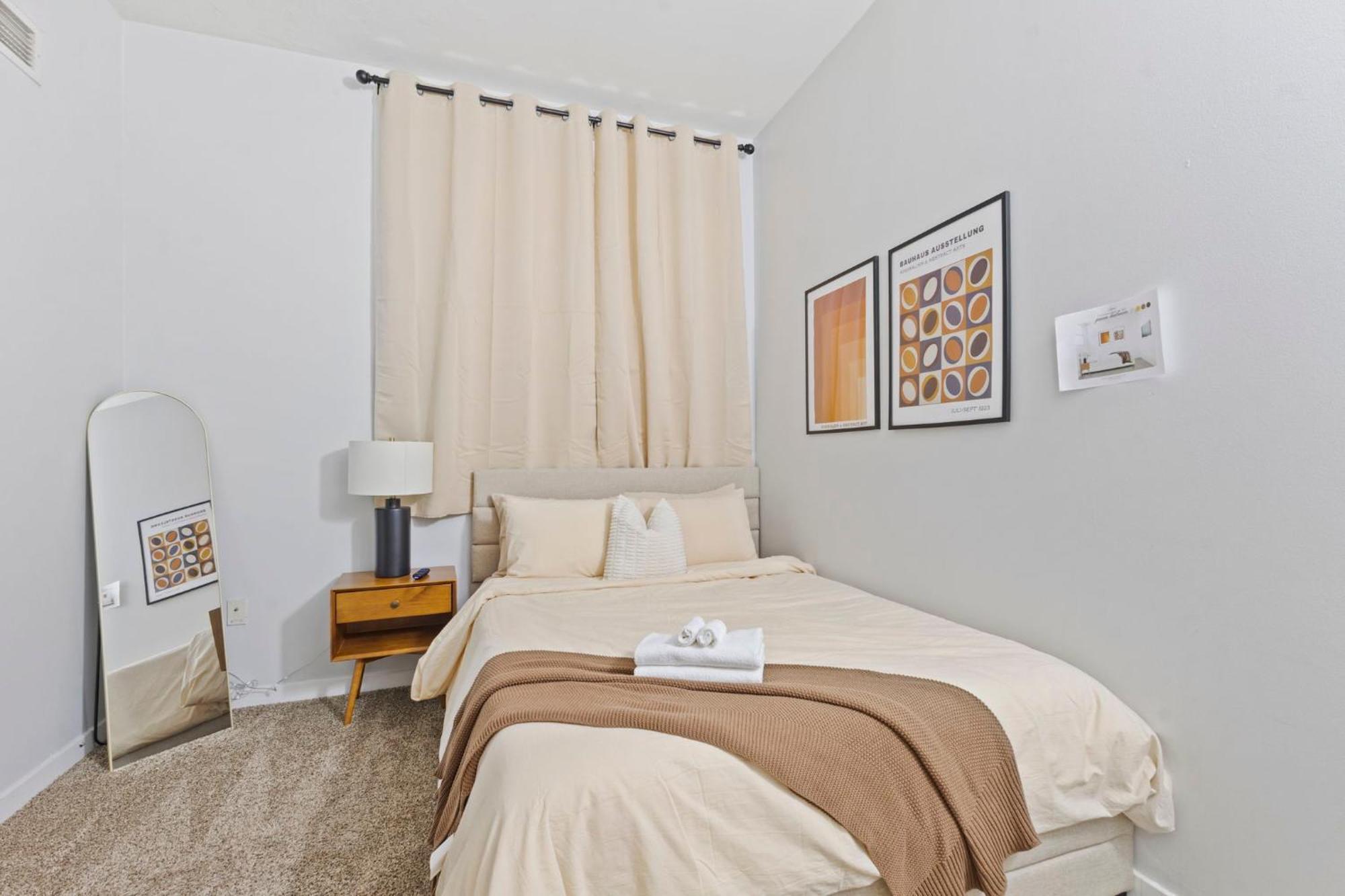 Indy Urban Stay - Skywalk Access - Convention Center - Sleeps7 Индианаполис Экстерьер фото