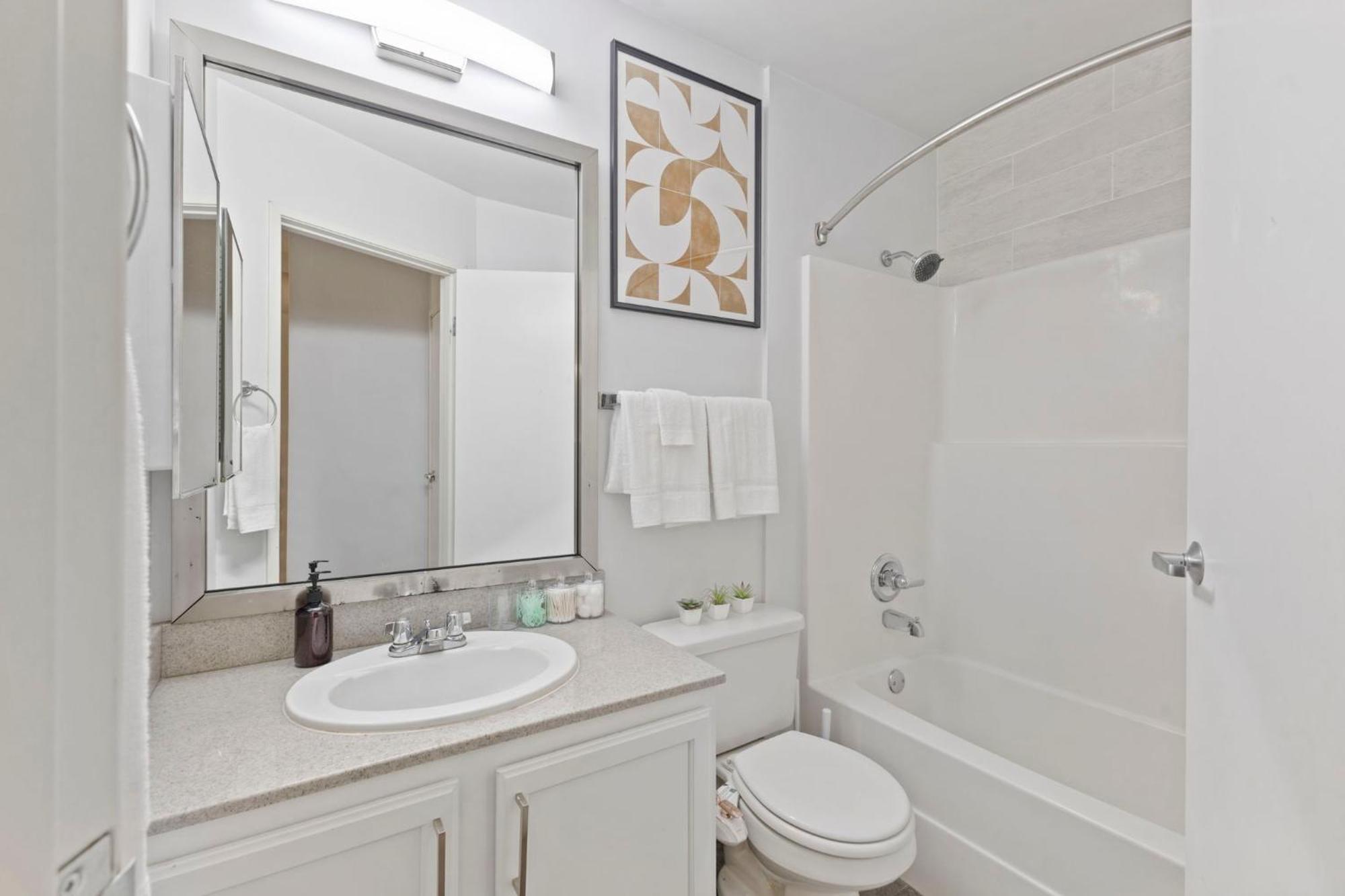 Indy Urban Stay - Skywalk Access - Convention Center - Sleeps7 Индианаполис Экстерьер фото